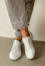 Load image into Gallery viewer, white shoes to go with jeans