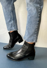 Load image into Gallery viewer, bagatt black chelsea boots