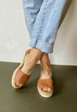 Load image into Gallery viewer, tan low wedge sandals