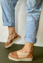 Load image into Gallery viewer, brown low wedge sandals