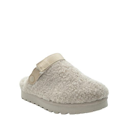 beige slippers
