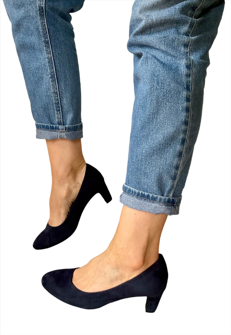 Load image into Gallery viewer, navy low heel shoe
