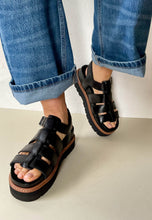 Load image into Gallery viewer, black platform sandals