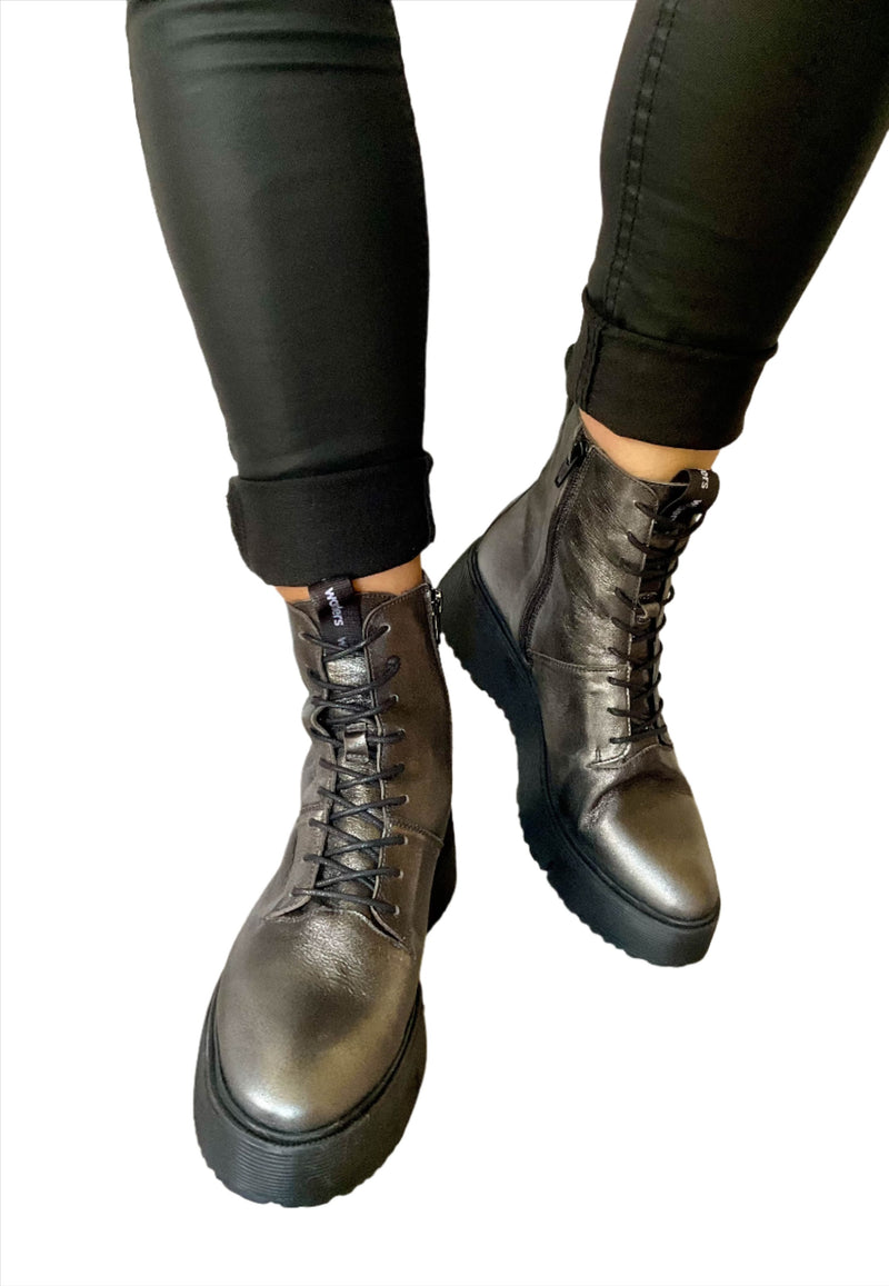 Load image into Gallery viewer, wonders mettalic boots

