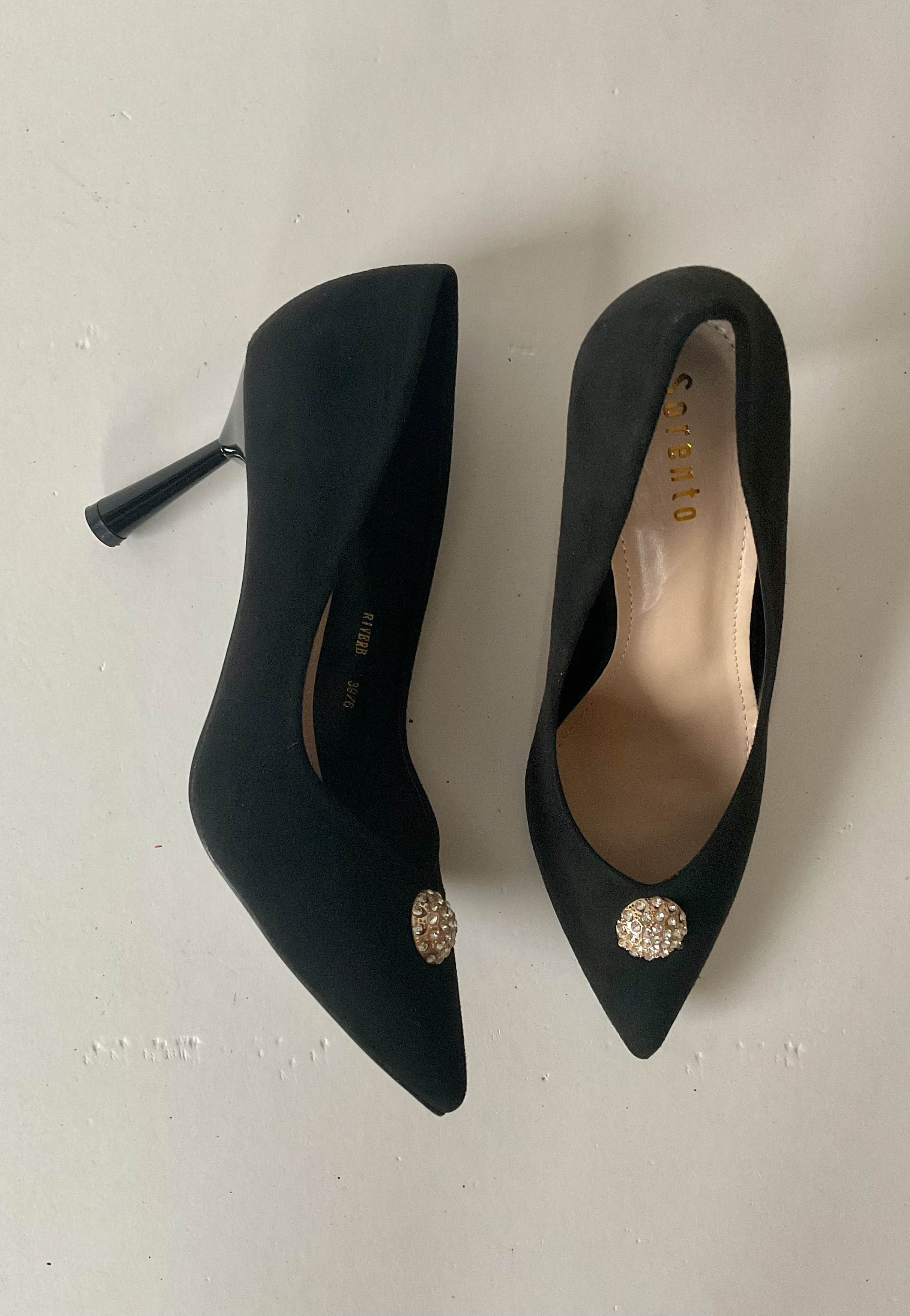 black closed toe heels
