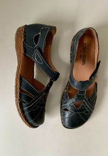 Load image into Gallery viewer, navy josef seibel sandals