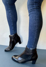 Load image into Gallery viewer, navy heeled boots