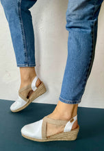 Load image into Gallery viewer, white ladies espadrille sandals