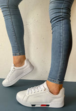 Load image into Gallery viewer, Tommy Hilfiger white trainers