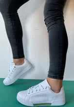 Load image into Gallery viewer, Tommy Hilfiger white trainers