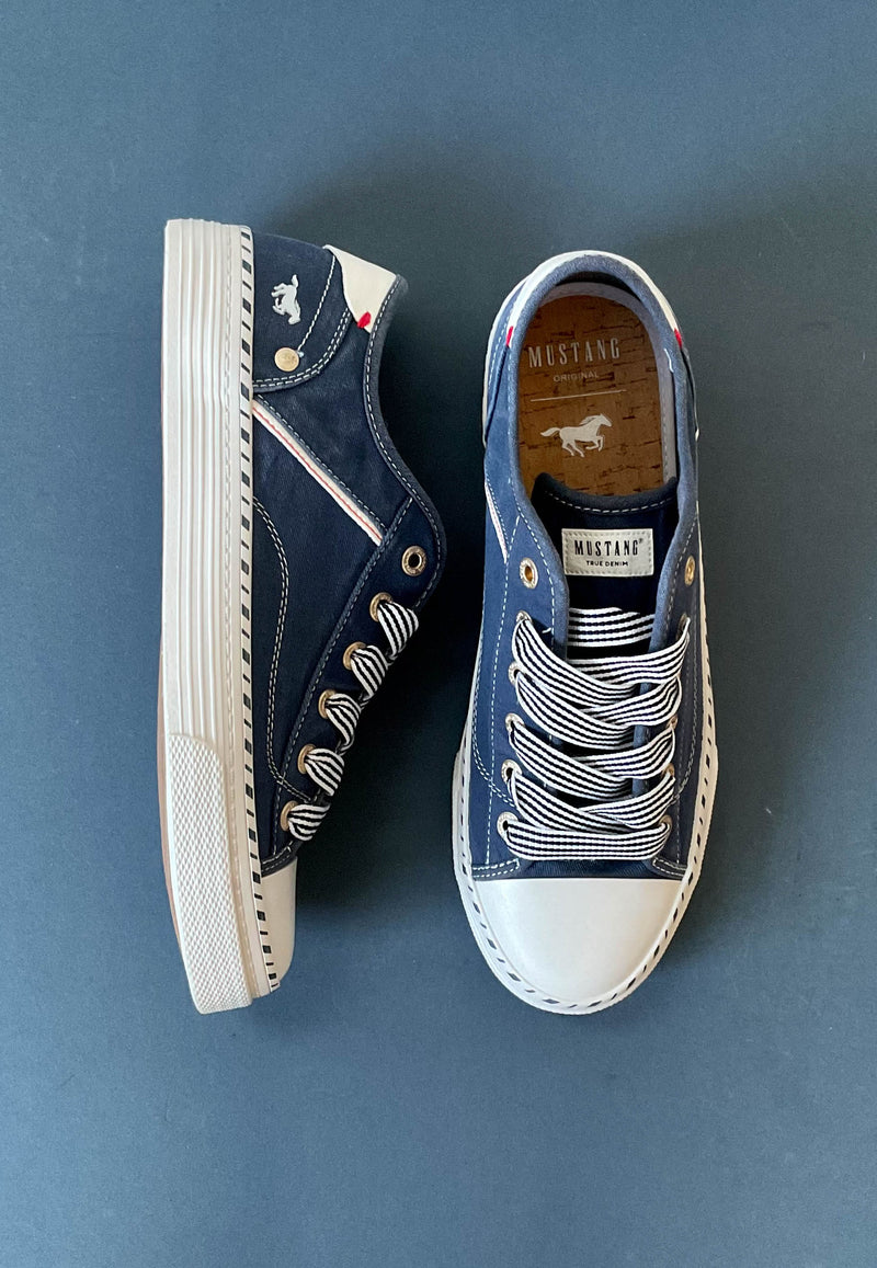 Load image into Gallery viewer, mustang navy lace up plimsolls
