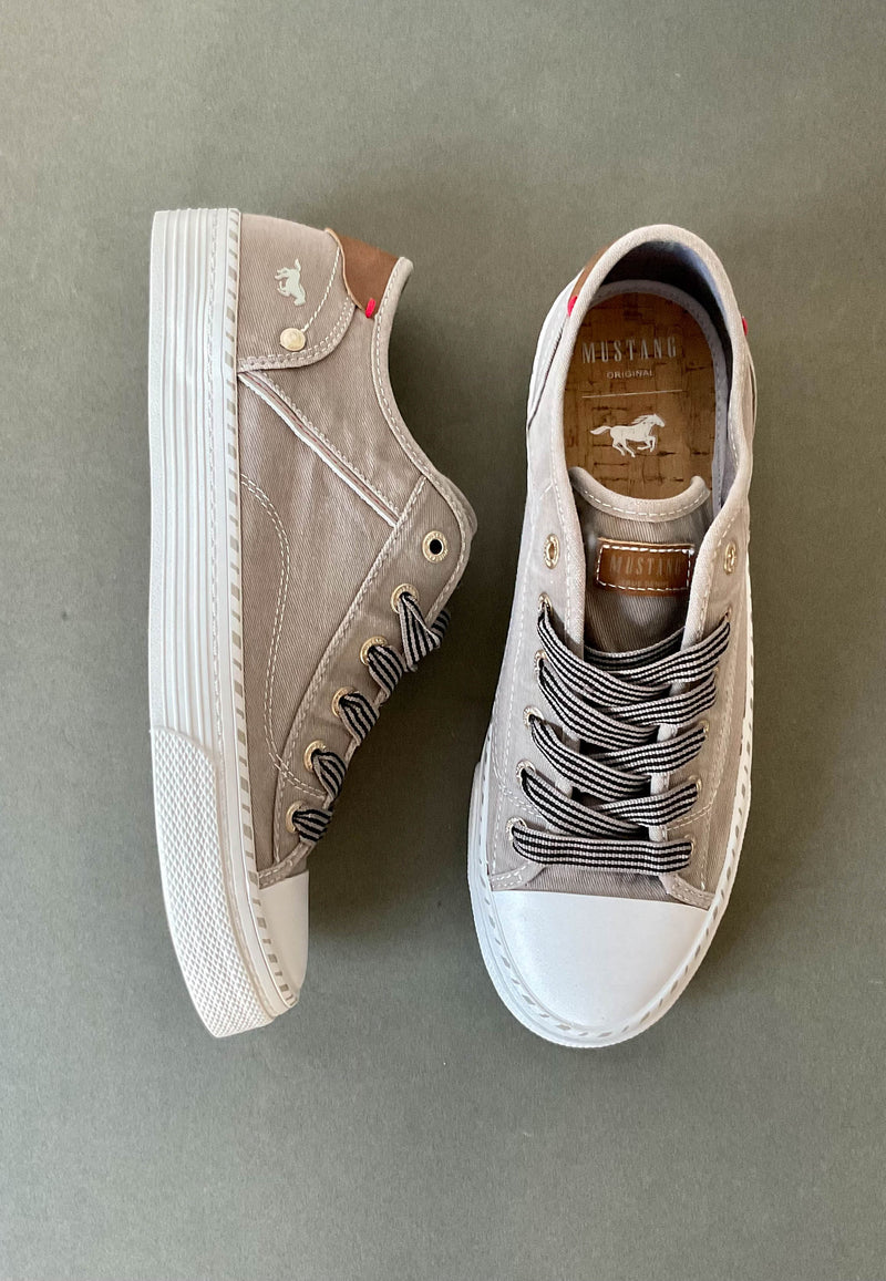 Load image into Gallery viewer, mustang grey lace up plimsolls
