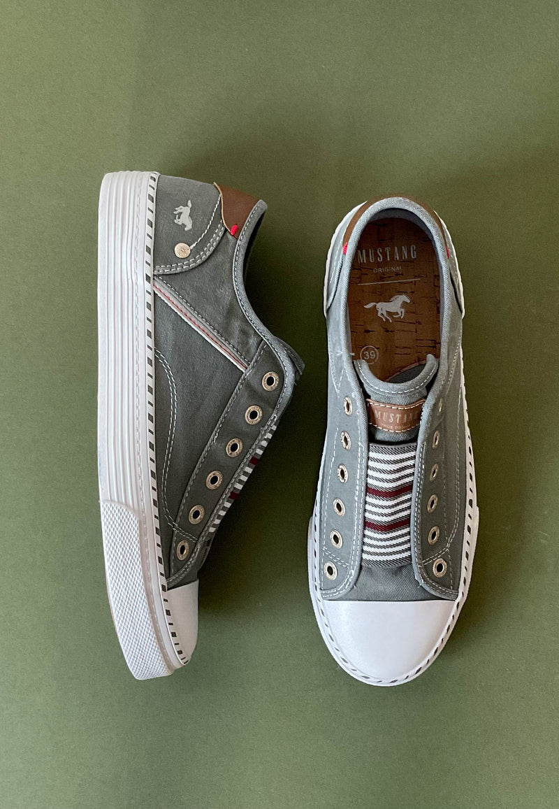 Load image into Gallery viewer, mustang slip on shoes
