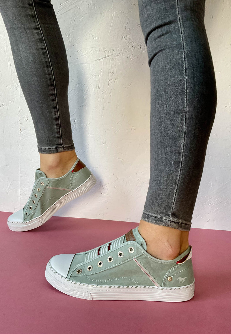 Load image into Gallery viewer, mustang slip on canvas shoes
