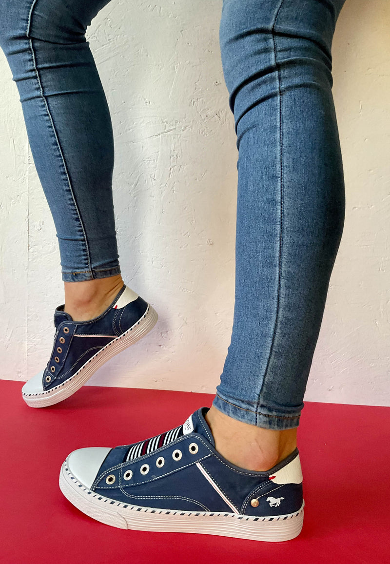 Load image into Gallery viewer, mustang navy plimsolls
