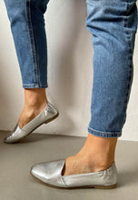 Load image into Gallery viewer, tamaris silver loafers