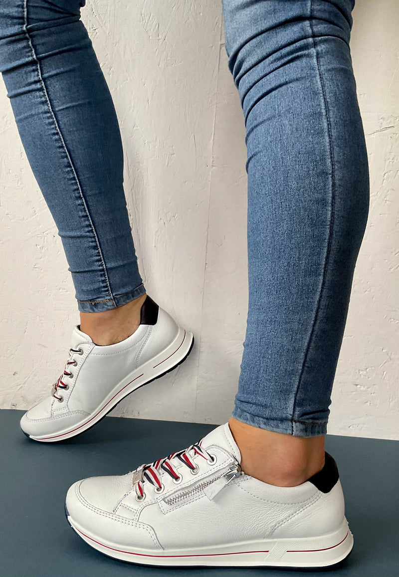 Load image into Gallery viewer, white leather tariners ara
