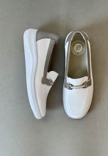 Load image into Gallery viewer, G comfort white shoes