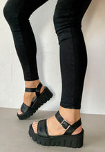 Load image into Gallery viewer, tamaris black comfortable sandals
