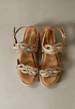 Load image into Gallery viewer, tamaris gold flat sandals