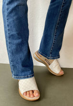 Load image into Gallery viewer, ara beige sandals