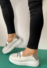 Load image into Gallery viewer, wonders white shoes
