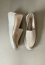 Load image into Gallery viewer, wonders silver slip on shoes