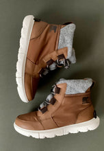 Load image into Gallery viewer, ladies tan sorel boots