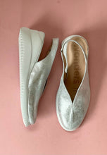 Load image into Gallery viewer, wonders silver closed toe sandals