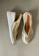 Load image into Gallery viewer, wonders gold shoes
