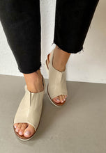 Load image into Gallery viewer, zanni beige wedge sandals