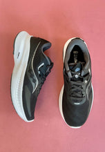 Load image into Gallery viewer, good running shoes women saucony