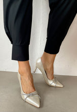 Load image into Gallery viewer, sorento gold low heeled shoes